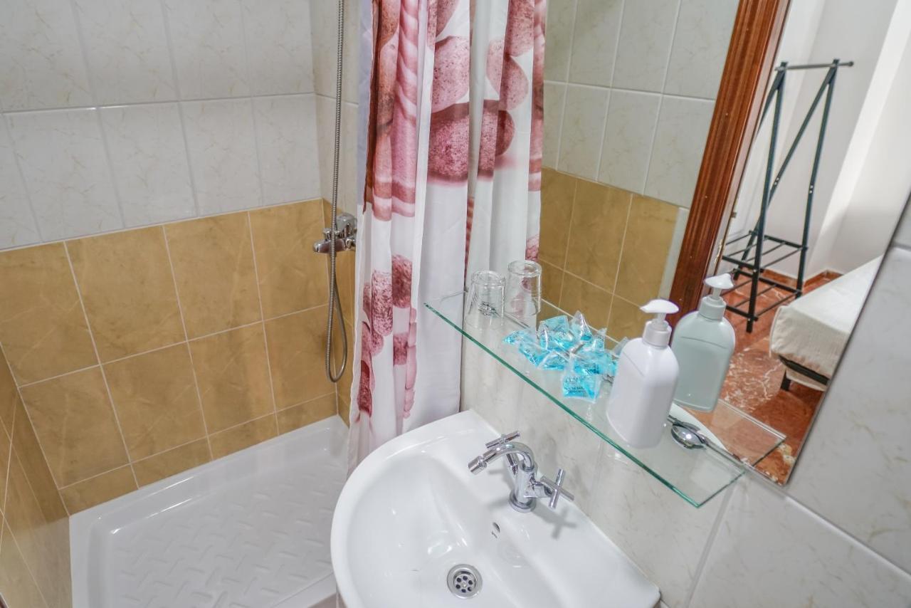 Hostal Nevot Гранада Екстериор снимка